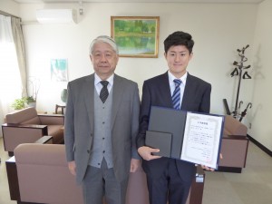 前野校長に受賞報告をした増田さん(校長室にて)
