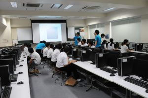 機械工学科製図室での 3D CAD体験