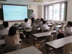 写真4　講義II　環境工学（盤洲干潟の地形と生物　～東京湾の成り立ちと環境浄化機能～）