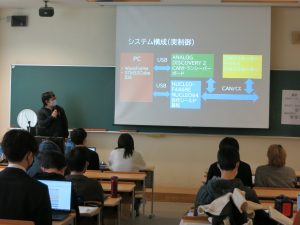 電子制御工学科課題研究発表会の様子です．自身の研究内容を説明しています．