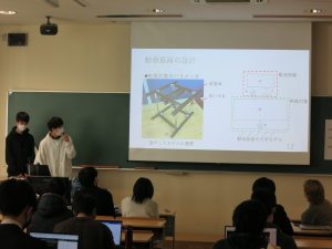 電子制御工学科課題研究発表会の様子です．2名で取り組んだ研究内容を説明しています．