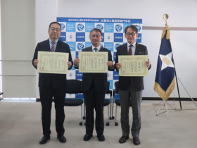 写真1 左から清水技術専門員、岡本支援センター長、筆者