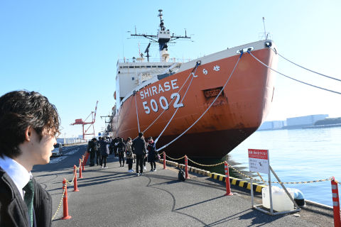 発表会場の南極観測船の写真です